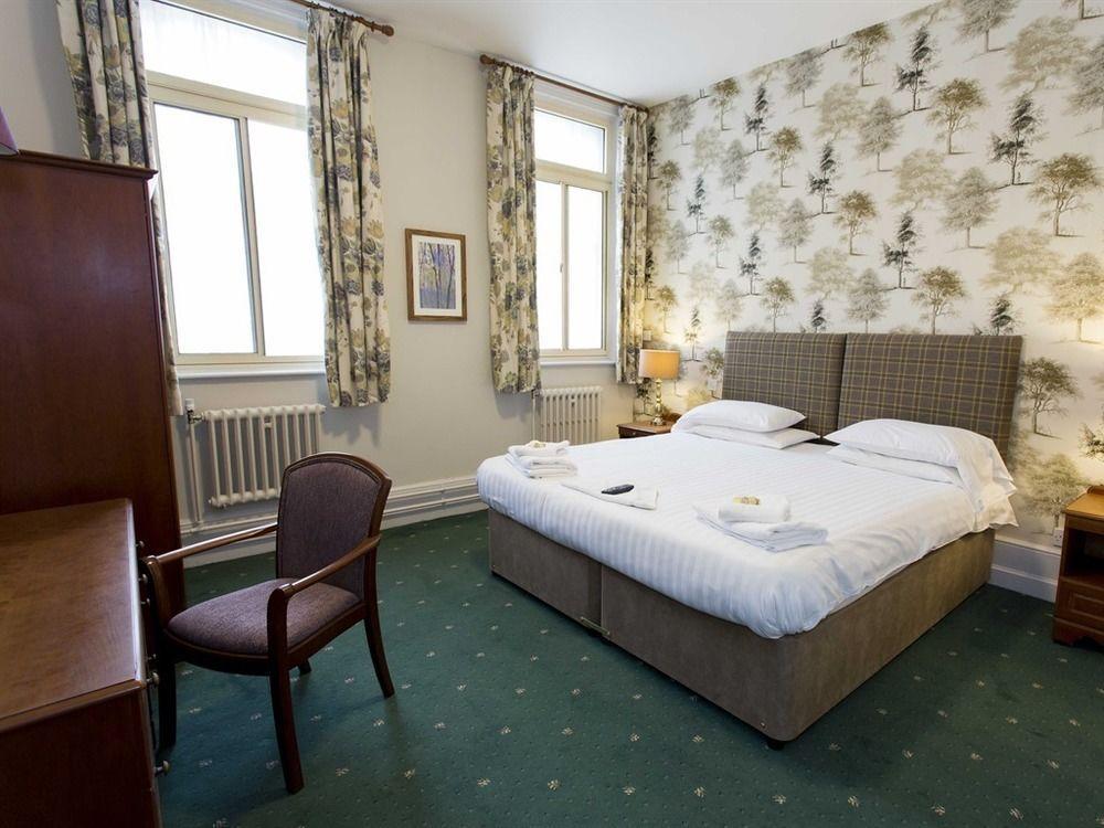 The Old Bell - Warminster Hotel Екстериор снимка
